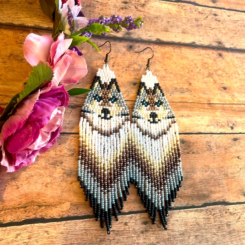 Wolves Beaded Earring - Picture 3 of 5